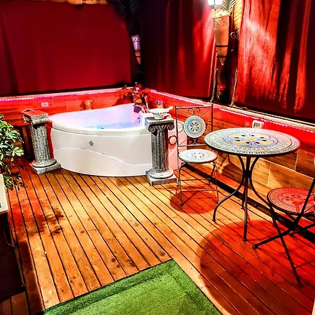 Domus Corneliae - Romantico Attico & Jacuzzi - Metro A Cornelia *