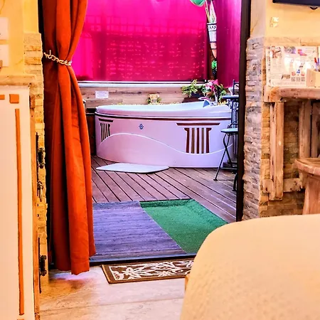 Apartment Domus Corneliae - Romantico Attico & Jacuzzi - Metro A Cornelia