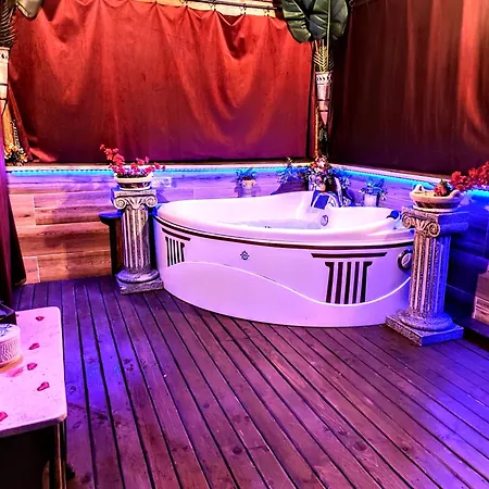 Apartment Domus Corneliae - Romantico Attico & Jacuzzi - Metro A Cornelia Rome