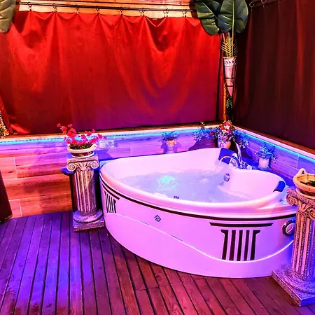 Domus Corneliae - Romantico Attico & Jacuzzi - Metro A Cornelia Apartment *