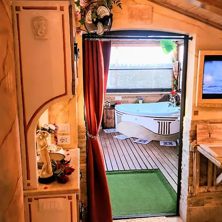 Domus Corneliae - Romantico Attico & Jacuzzi - Metro A Cornelia *