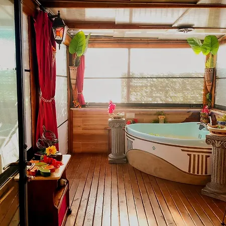 Domus Corneliae - Romantico Attico & Jacuzzi - Metro A Cornelia Apartment *